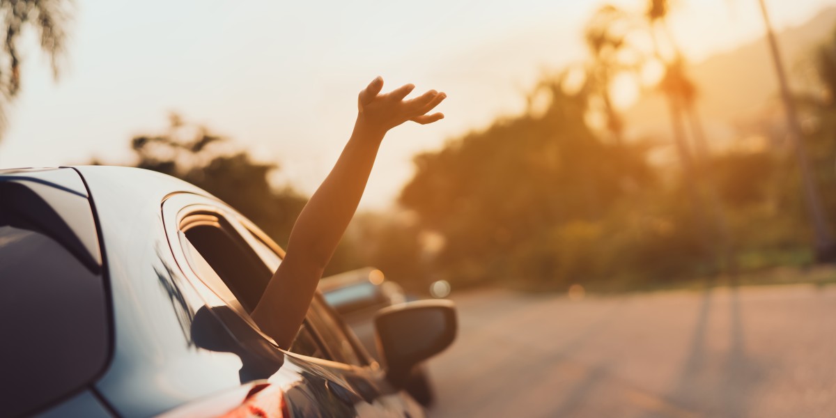 Personne sortant la main de sa voiture après avoir fait un LOA