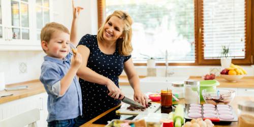 mère et fils heureux préparant des cookies