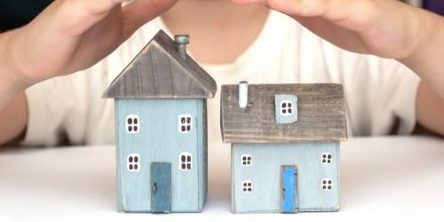 mains protégeant de petites maisons