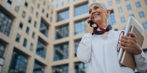 femme marchand de biens au téléphone pour son prêt de trésorerie hypothécaire
