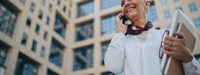 femme marchand de biens au téléphone pour son prêt de trésorerie hypothécaire