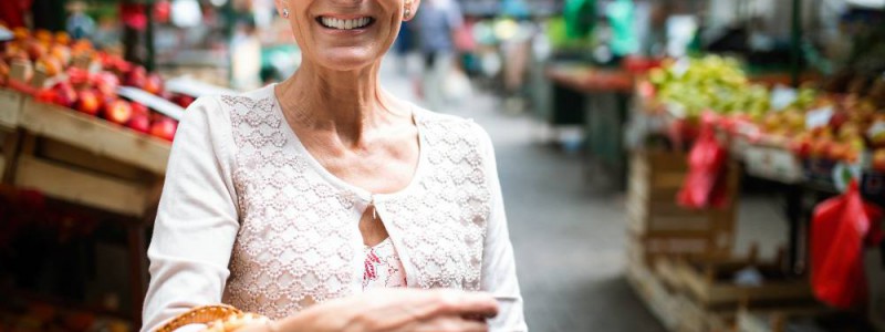 femme au marché heureuse d'avoir trouvé le meilleur rachat de crédit