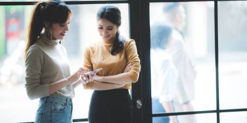 femmes entrepreneures consultant l'application de la néobanque dans laquelle elles ont leur compte professionnel