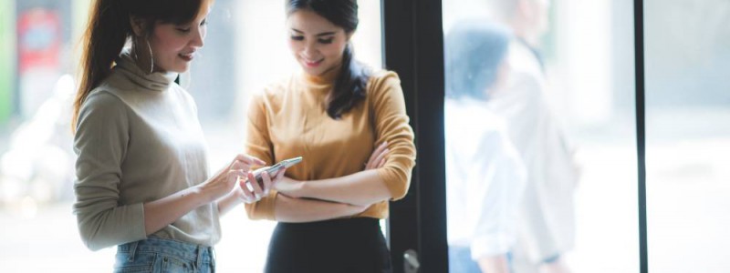 femmes entrepreneures consultant l'application de la néobanque dans laquelle elles ont leur compte professionnel