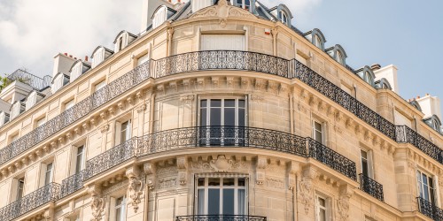 Immeuble parisien, ciel bleu