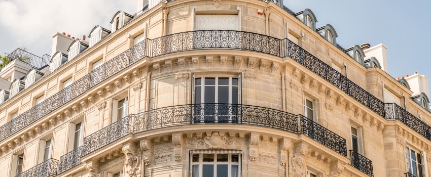 Immeuble parisien, ciel bleu