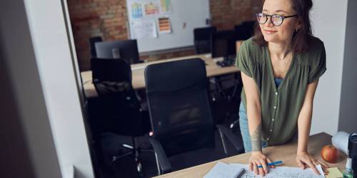 femme entrepreneure heureuse d'avoir trouvé une solution de financement pour la trésorerie de son entreprise