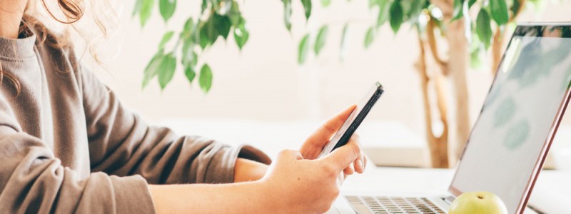 jeune femme cherchant la meilleure banque en ligne sur son ordinateur et son portable