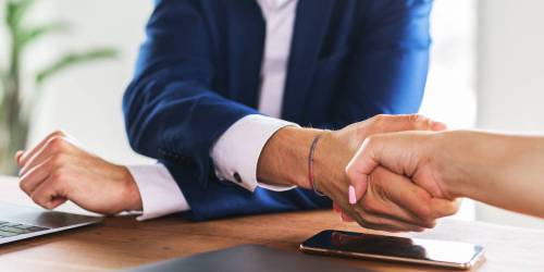 Banquier serrant la main d'une emprunteuse