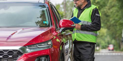 policier contrôlant un véhicule