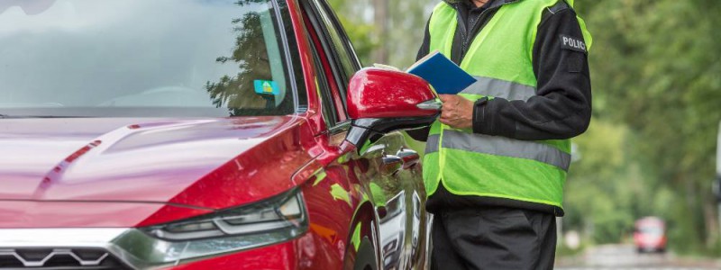 policier contrôlant un véhicule