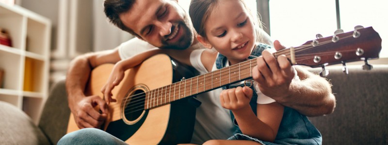 père célibataire qui fait de la guitare avec sa fille