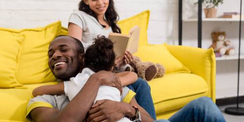 famille heureuse dans son salon