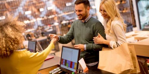 couple en train de faire des achats à crédits