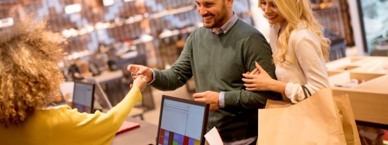 couple en train de faire des achats à crédits