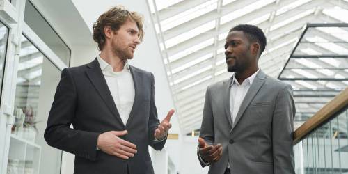 Deux dirigeants discutant des besoins immobiliers de leur entreprise