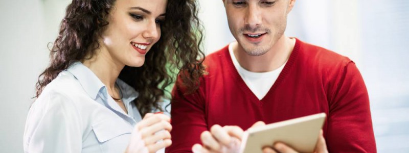 homme et femme entrepreneur étudiant leur plan de financement sur une tablette