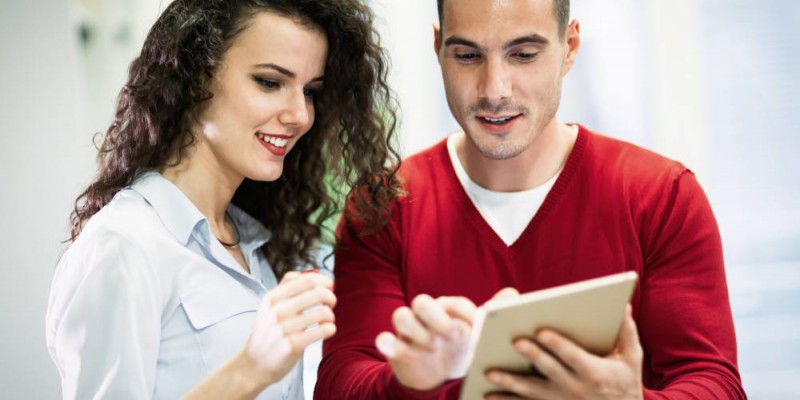 homme et femme entrepreneur étudiant leur plan de financement sur une tablette