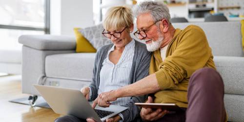 personnes âgées se renseignant sur les courtier en prêt hypothécaire