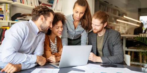 équipe d'entreprise en réflexion sur les besoins et solutions de financement