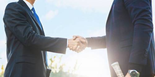 entrepreneur et banquier se serrant la main