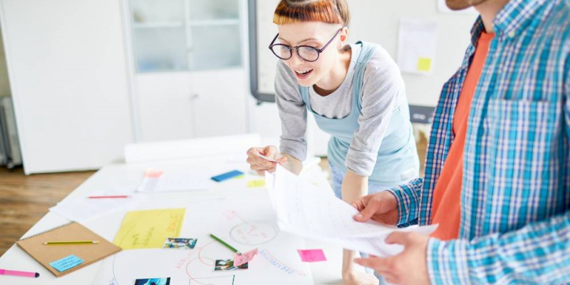 Deux entrepreneurs en plein brainstorming