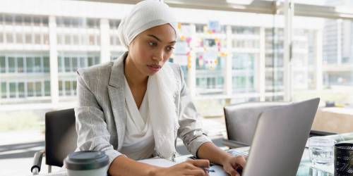 femme entrepreneure voilée devant son ordinateur