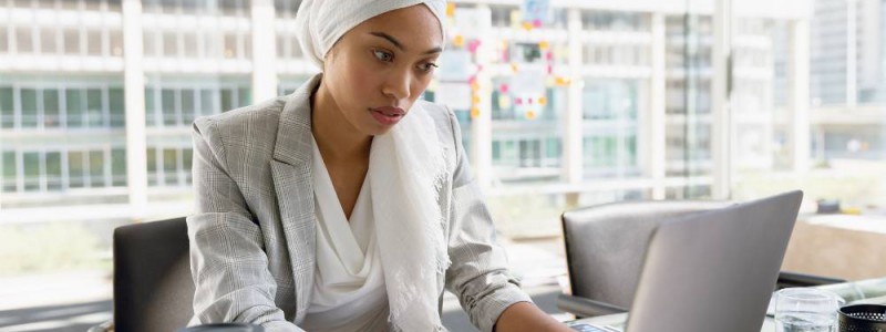 femme entrepreneure voilée devant son ordinateur