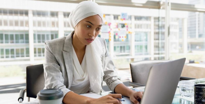 femme entrepreneure voilée devant son ordinateur