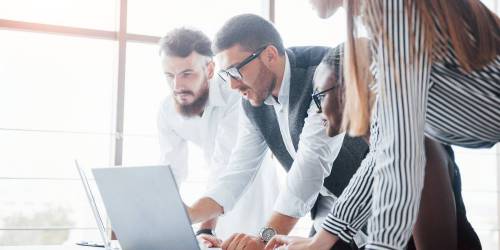 Associés reflechissant au financement de l'entreprise