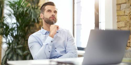 Chef d'entreprise réfléchissant à une renégociation de prêt professionnel.