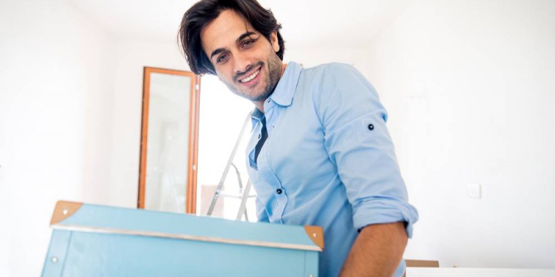 Entrepreneur déplaçant un carton d'archives