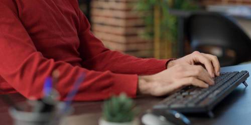 chef d'entreprise faisant des recherches sur le prêt à remboursement différé