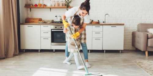 femme propriétaire en difficulté financière faisant le ménage avec sa fille