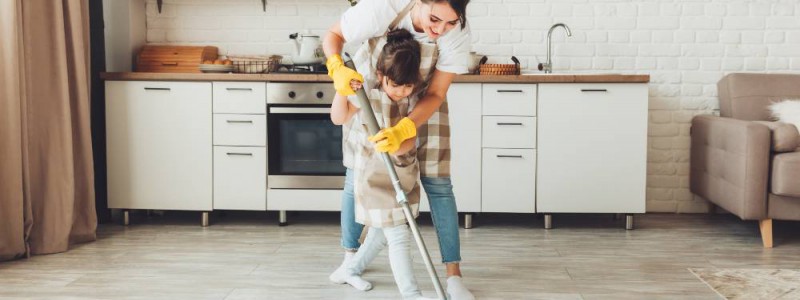 femme propriétaire en difficulté financière faisant le ménage avec sa fille