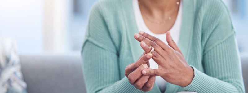 Femme divorcée en train d'enlever son alliance