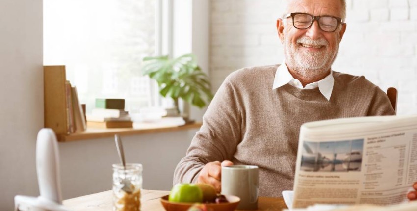 retraité se renseignant sur le prêt viager hypothécaire comme complément à sa retraite