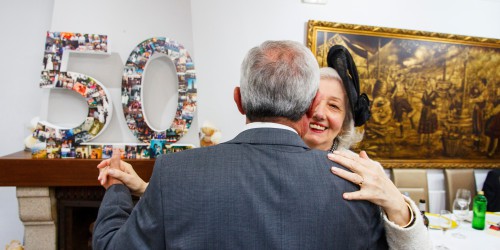 couple seniors dansant à ses 50 ans de mariage