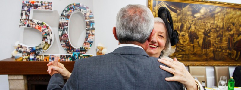 couple seniors dansant à ses 50 ans de mariage