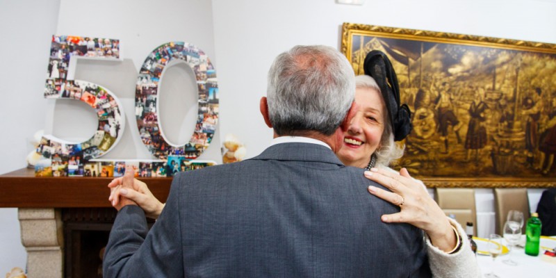 couple seniors dansant à ses 50 ans de mariage