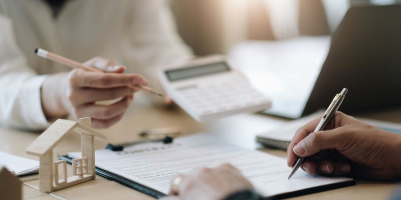 couple qui divorce fixant par écrit le partage des crédits