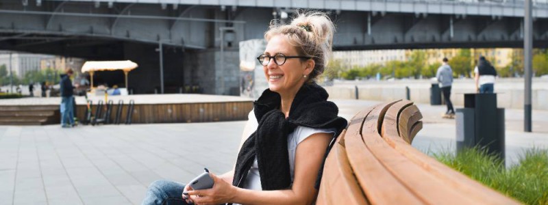 femme célibataire sur un banc sur un quai