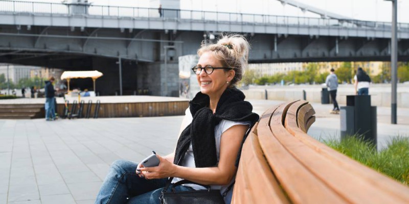 femme célibataire sur un banc sur un quai