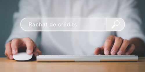 personne faisant des recherches sur le web sur le rachat de crédits Crédit Mutuel