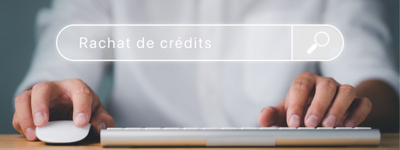 personne faisant des recherches sur le web sur le rachat de crédits Crédit Mutuel