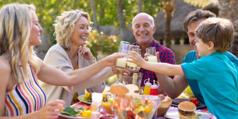 famille heureuse mangeant dehors après rachat credits renouvelables