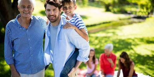 famille, parents, enfants, grand-parents au parc