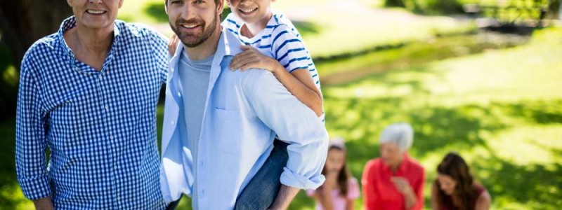 famille, parents, enfants, grand-parents au parc