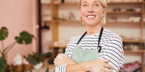 femme artisan avec un tablier dans son atelier