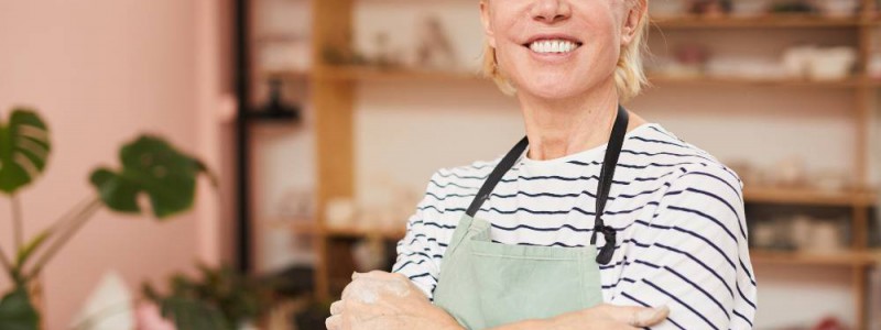 femme artisan avec un tablier dans son atelier